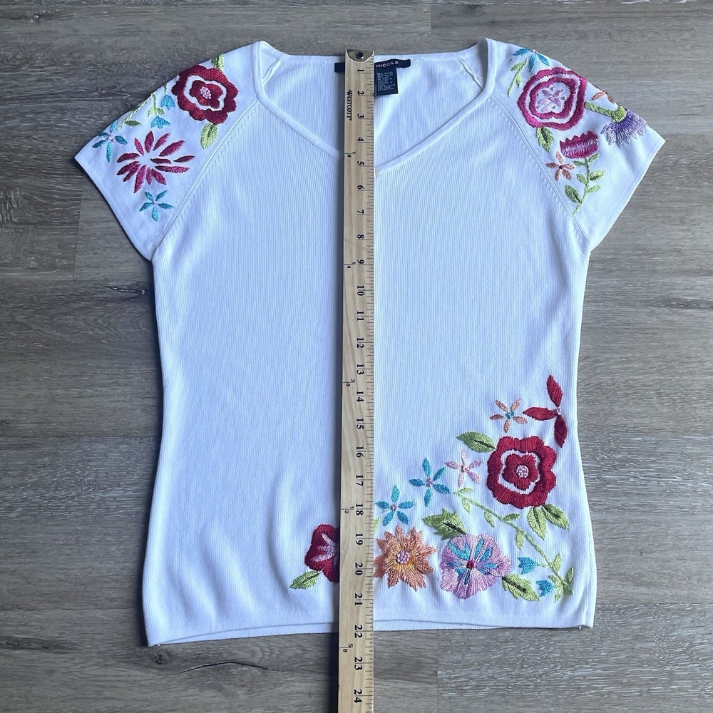 Vintage Floral Embroidered Ribbed Top White Medium V-Neck Michelle Nicole Blouse - Picture 5 of 8